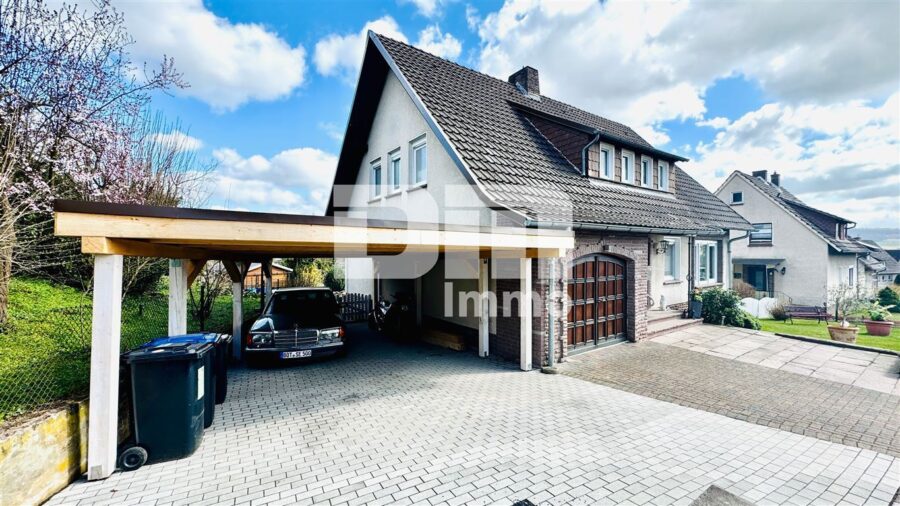 Umfangreich saniertes Ein- bis Zweifamilienhaus in idyllischer Ortsrandlage - Frontansicht / Carport